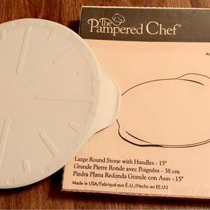 The Pampered Chef Large Round Stone with Handles - White